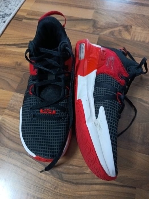 Lebron Witness rosii