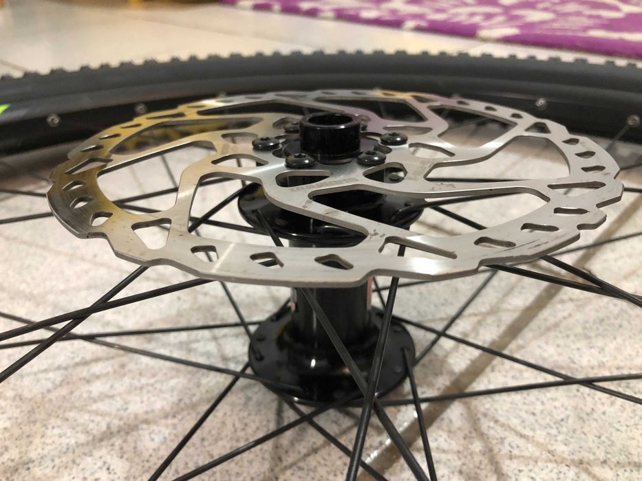 Vand set roti MTB 29 inch thru axle boost complete in stare foarte buna.