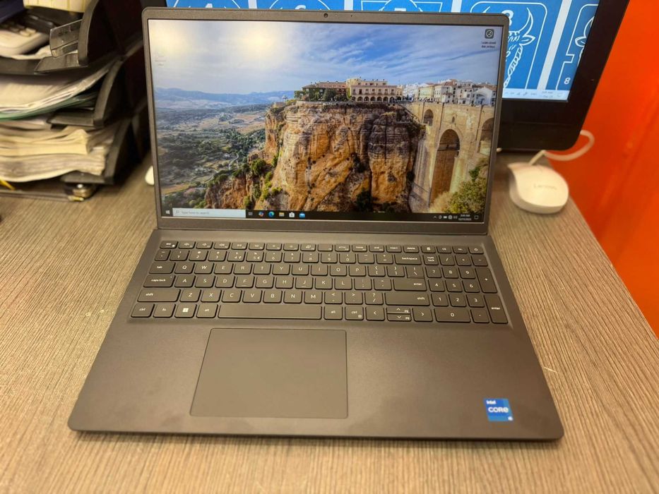 Hope Amanet P4 / Dell Vostro 3530 I5 13TH 8 Ram