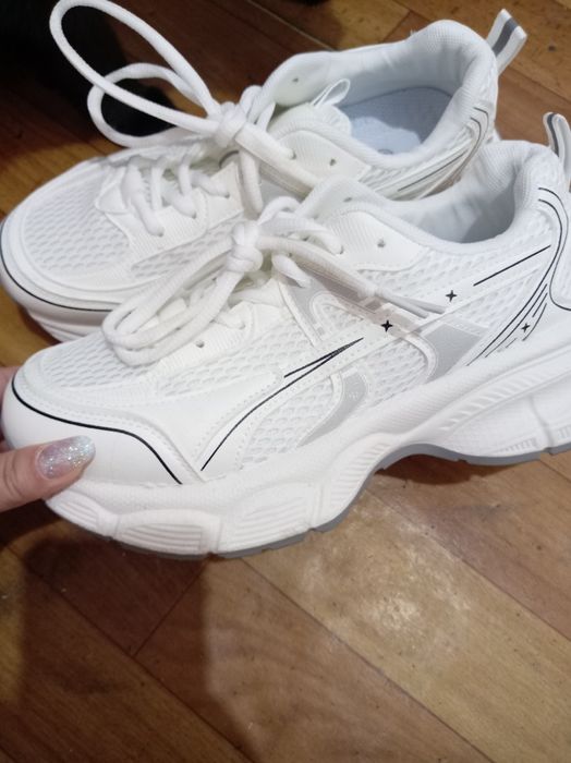 Крассовки белье, размер 38.