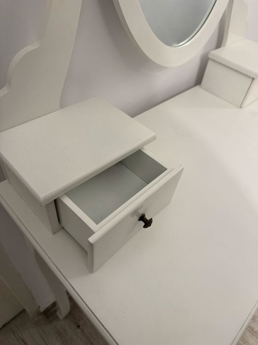 Masuta pentru machiaj cu oglinda