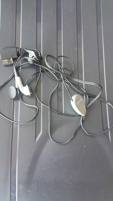 Продавам  слушалки и зарядни