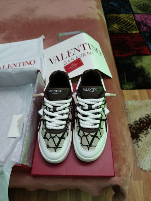 Vând adidași Valentino noi