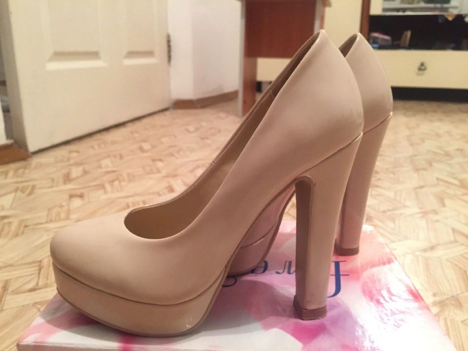 Туфли бежевые лакированные