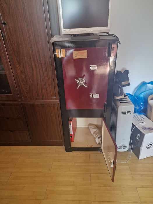 Продам сейф офисный