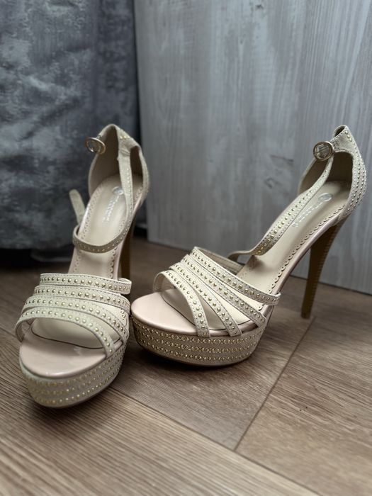 Продам туфли новые