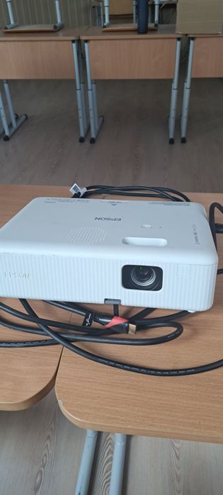 Videoproiector Epson CO-W01 - Stare Impecabilă (Folosit doar o lună)