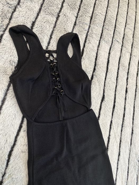 Рокля по тялото с изрязан гръб - ХС-С