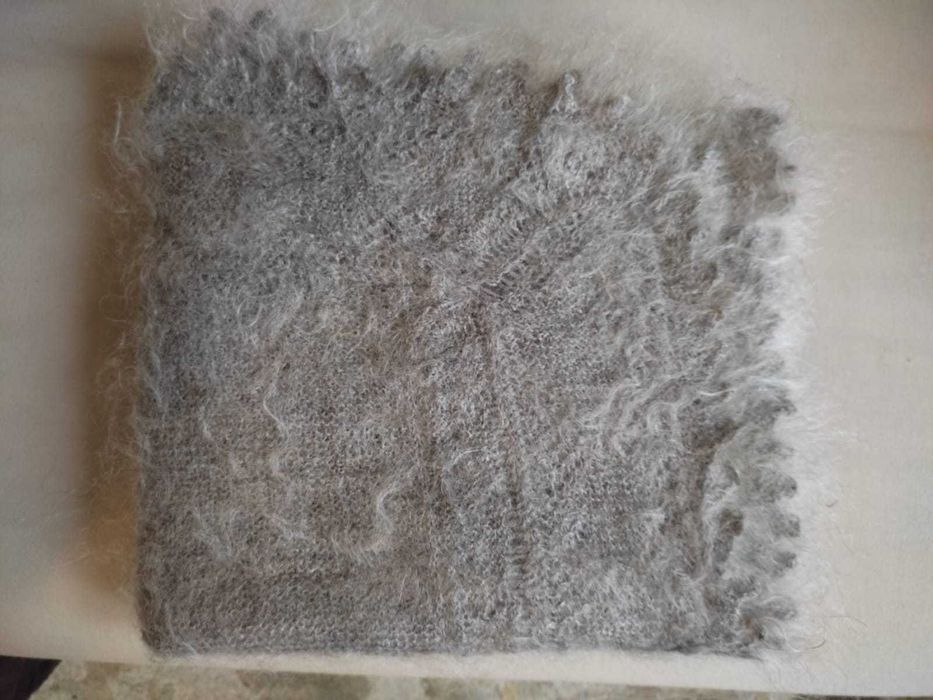 Ръчно плетен шал от кози пух.