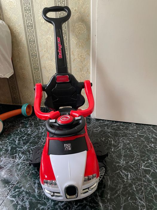Кола за бутане с дръжка Moni Rider Червена