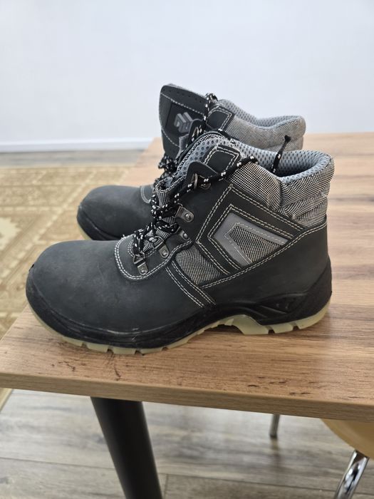 Продам рабочие сефти ботинки.