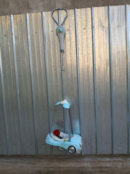 Качеля в виде машинки.