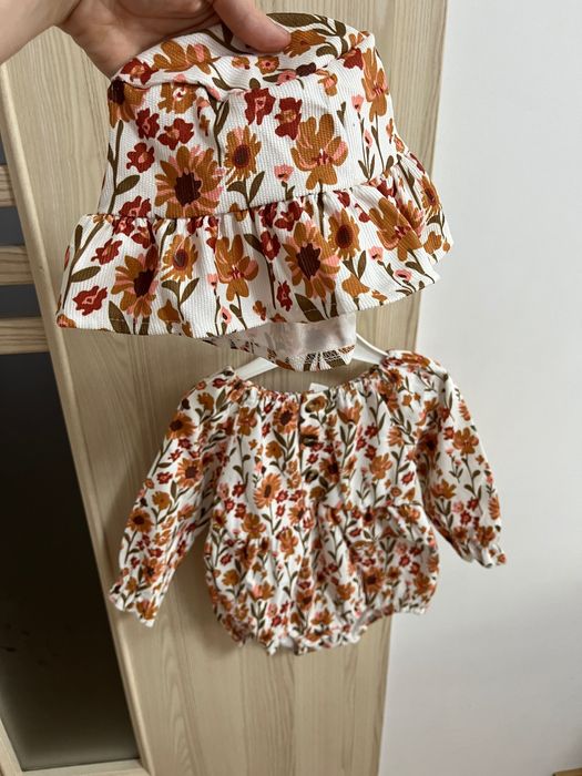 Set nou fetita cu pălărie și body din Reiat, mărimea 9-12l, 80