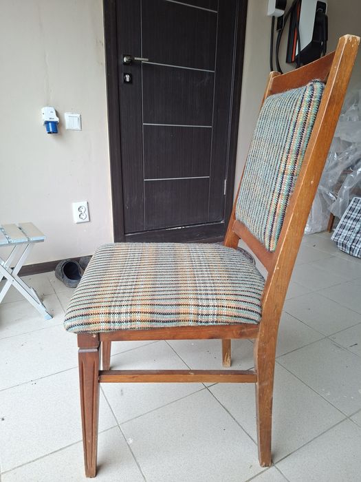 Стул деревянный цвета орех