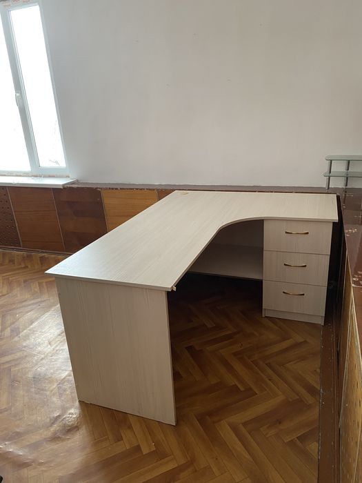 Угловой офисной стол