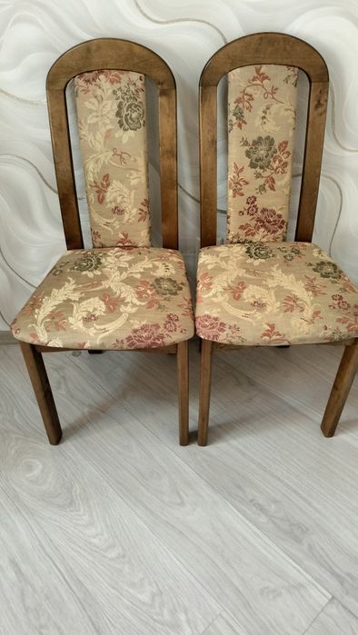 Продам стол для гостиной  и четыре стула