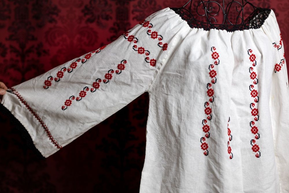 Ie românească veche tradițională