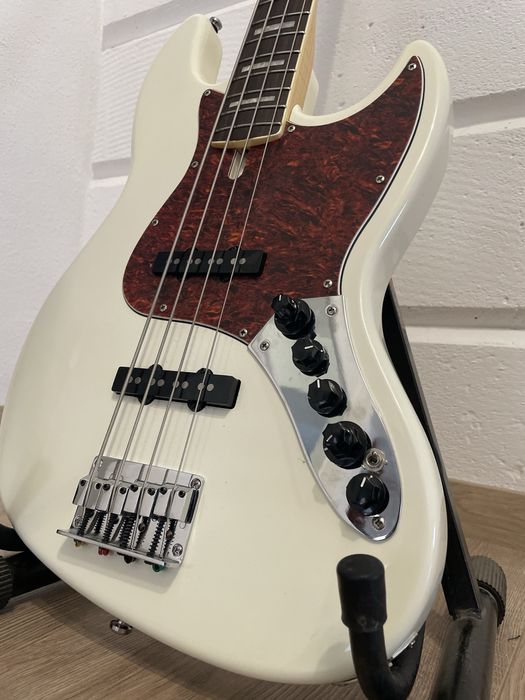 Chitara Bass Marcus Miller V7 1st Gen Alb + Husa