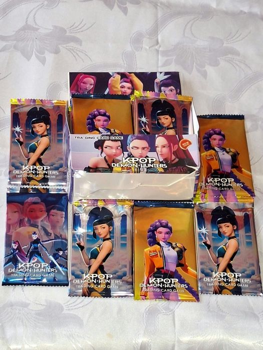 Lot Cartonase de Colectie Rara PokemonFotbalisti Fifa 2026,K-POPDemon Hunters,Mega Charizard, Mega BLAYSTOISE PIKACHU, Stichere BTS KPOP NOI Sigilate