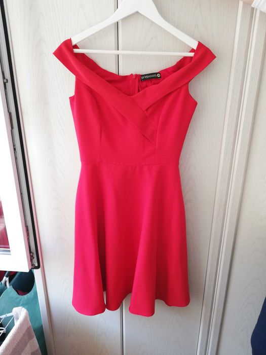 Rochie stofa subtire rosie in clos cu umerii goi - StarShiner