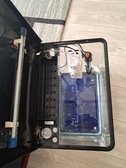 Vand Acvariu pesti de 30 de litri cu acesori
