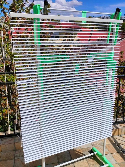 Jaluzea metalica alba dimensiuni 115 x 92 cm anii 1990 utilizata
