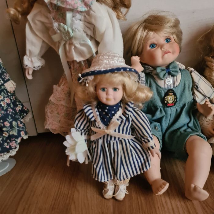 Vand două papusi superbe