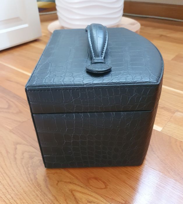 Cutie de bijuterii neagra aspect piele de crocodil interior bej