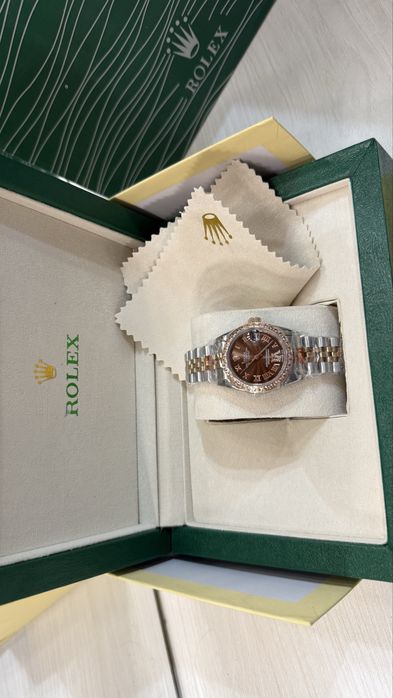 Продам женские часы с футляром