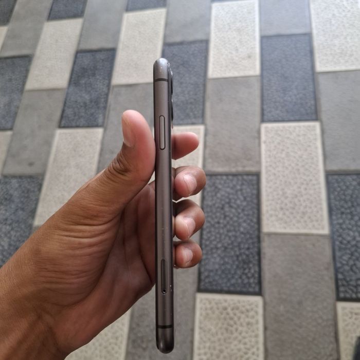 Iphone 11 qora 64tali
