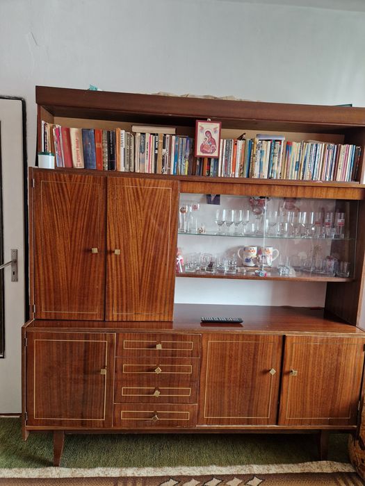 Тази секция  се подарява,към него има и шкаф с огледало.