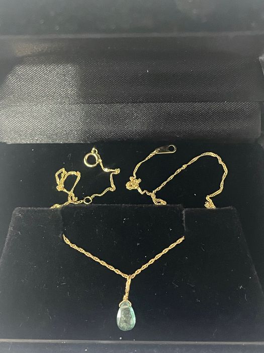 Lanț din aur 18k având un pandant cu smarald natural