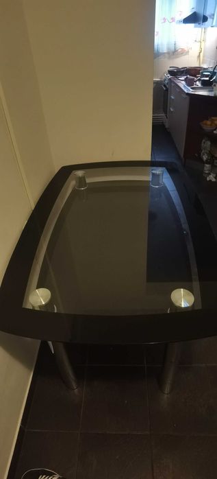 masă din sticlă groasă