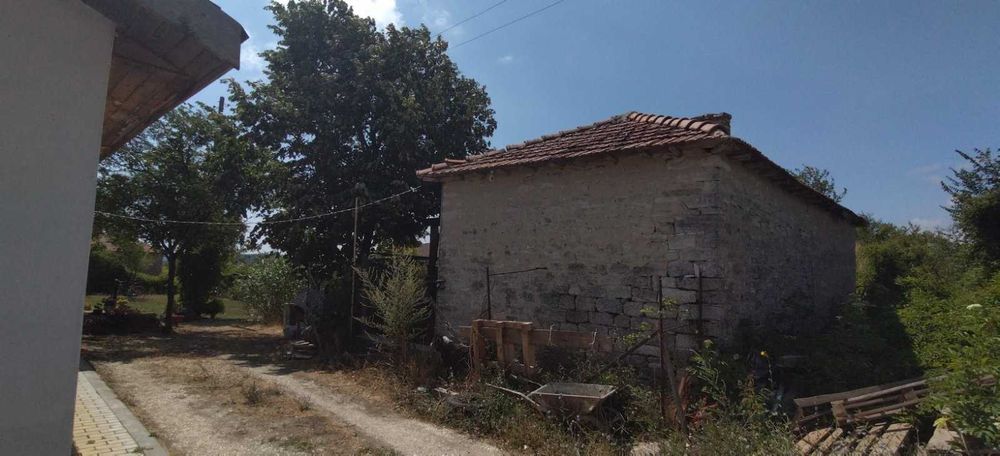 Две самостоятелни къщи в делим двор в с. Ген. Кантарджиево