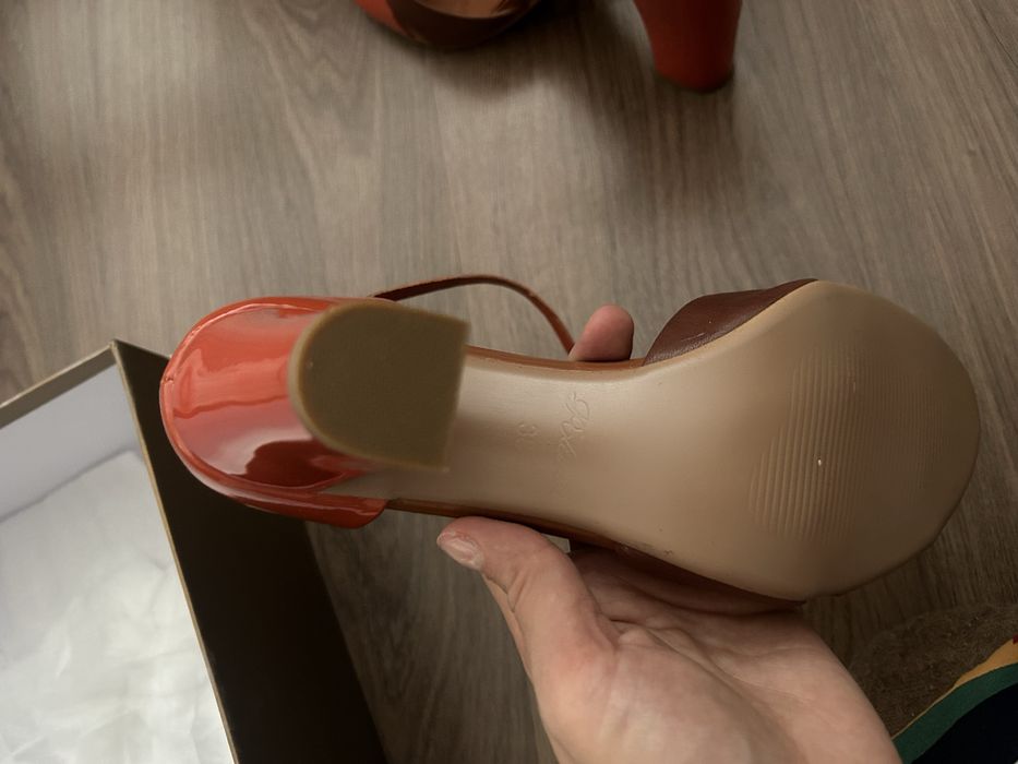 Продам босоножки