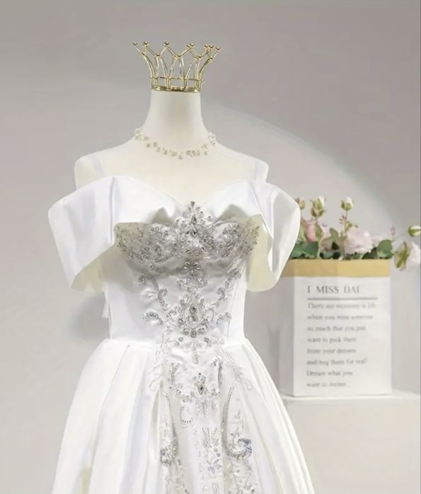 Inchiriez manechi rochie mireas