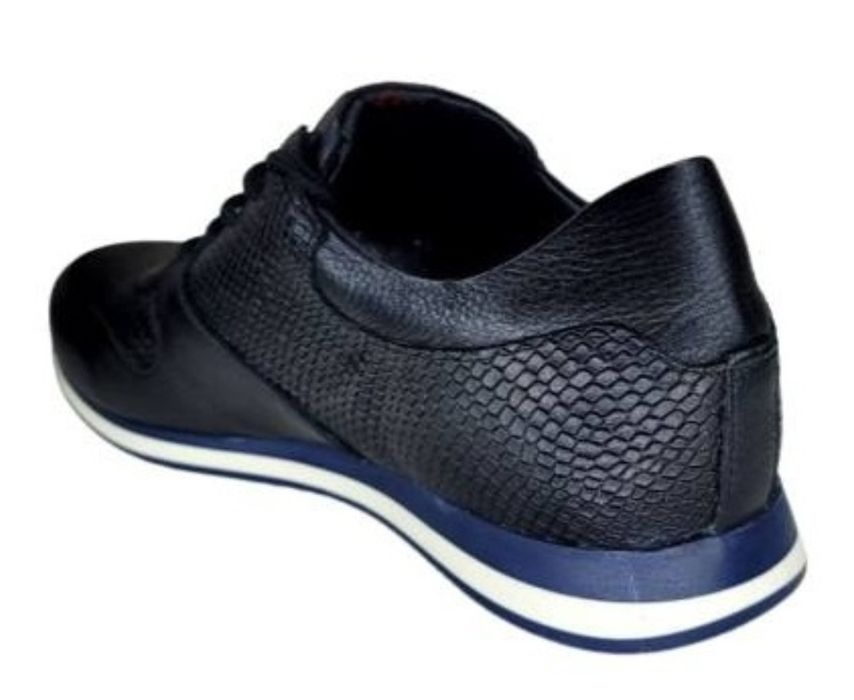 Кроссовки. Великаны. Кожанные.