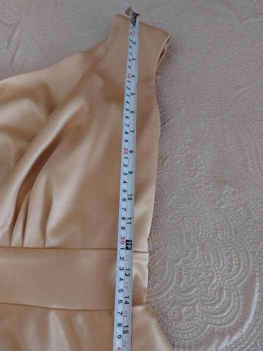 Златиста рокля от сатен