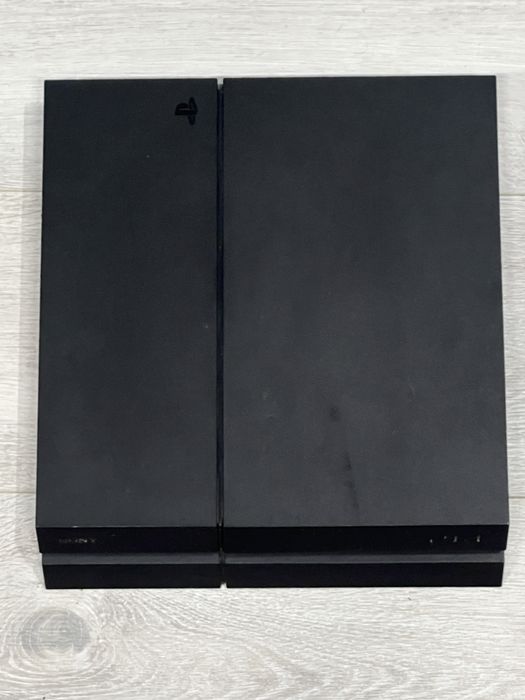 Продам плейстейшн 4  PS4