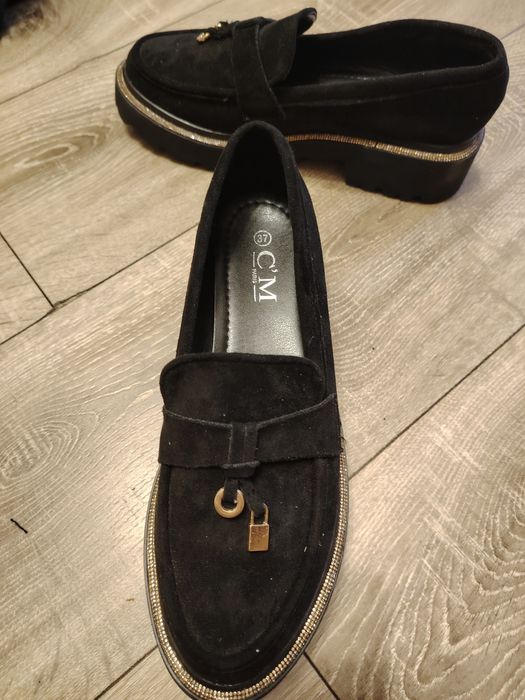 Pantofi eleganți din piele întoarsă.