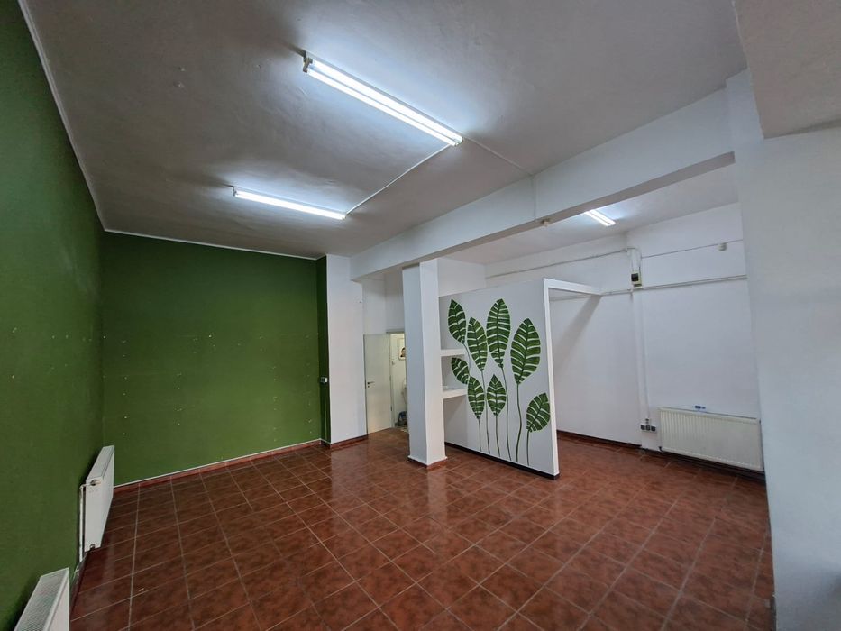 Spațiu comercial central de închiriat în Comănești