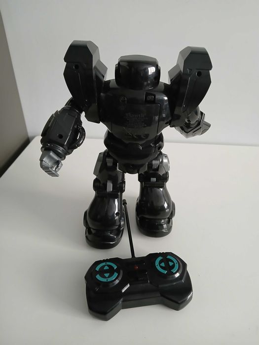 Робот с дистанционно