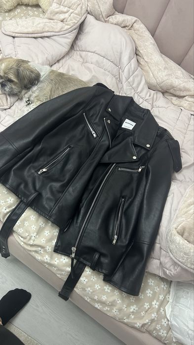 Geaca de piele neagra