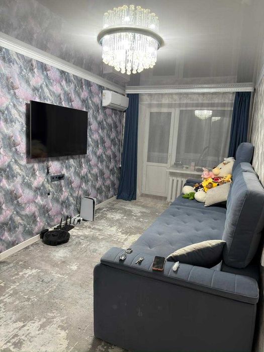 В продаже отличная двух комнатная квартира в районе клуб строитель.