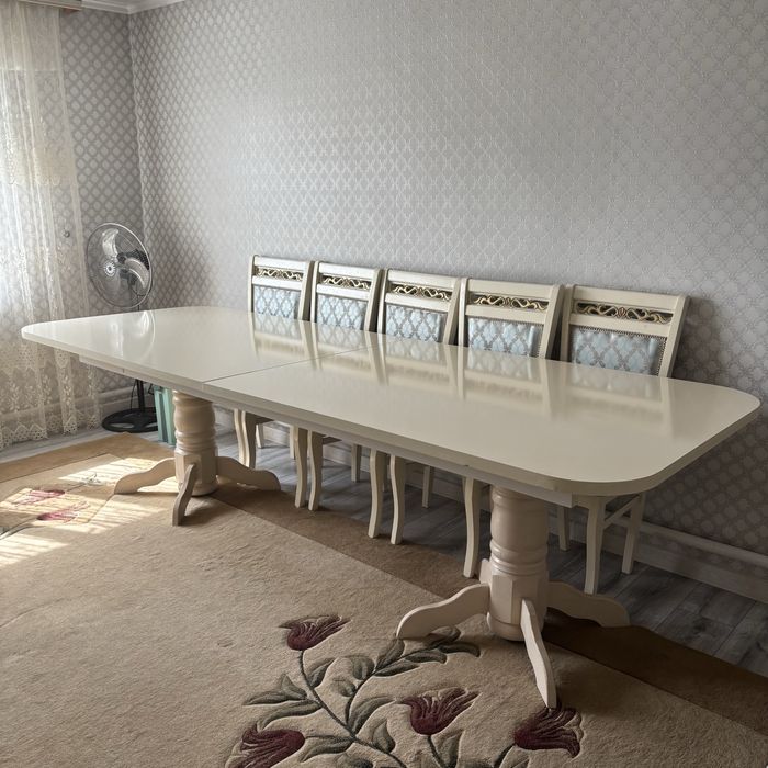 Стол со стульями в гостинную