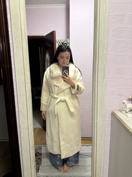 Шуба, белая с меховым воротником.