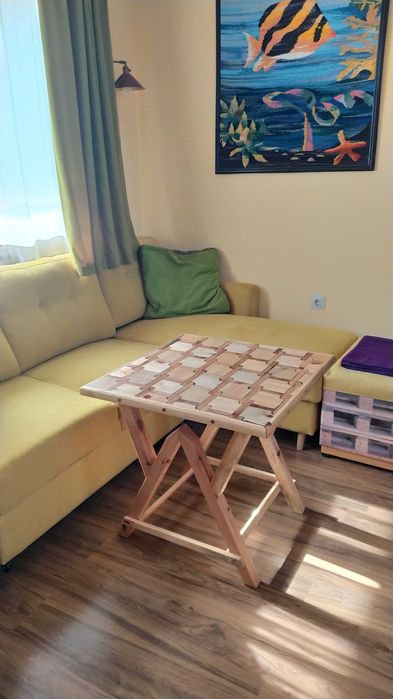 Малка маса – ръчна авторска изработка – бук/бор