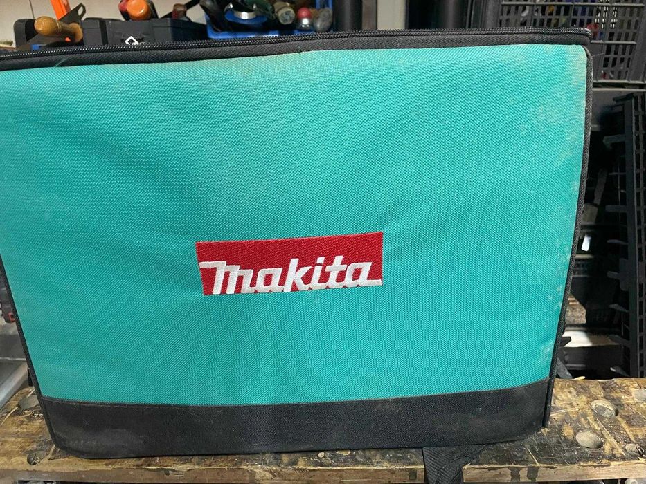 MAKITA, Masina de frezat verticala si unimanuala 6/8 mm 710 W RT0700C, + EXTRA ACCESORII  + GEANTA TRANSPORT + 35 CAPETE DE FREZA