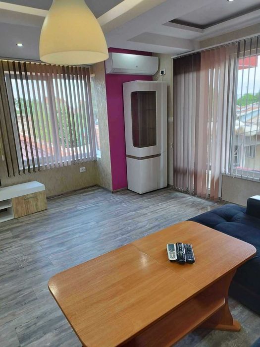 Обширен 100 кв.м. двустаен апартамент под наем в "Сухата река"