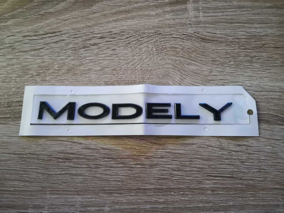 надпис черен гланц Tesla Y